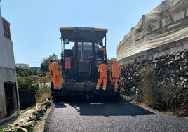 Schwere Maschinen in einer der Straßen, in denen in Torrox Arbeiten durchgeführt werden.