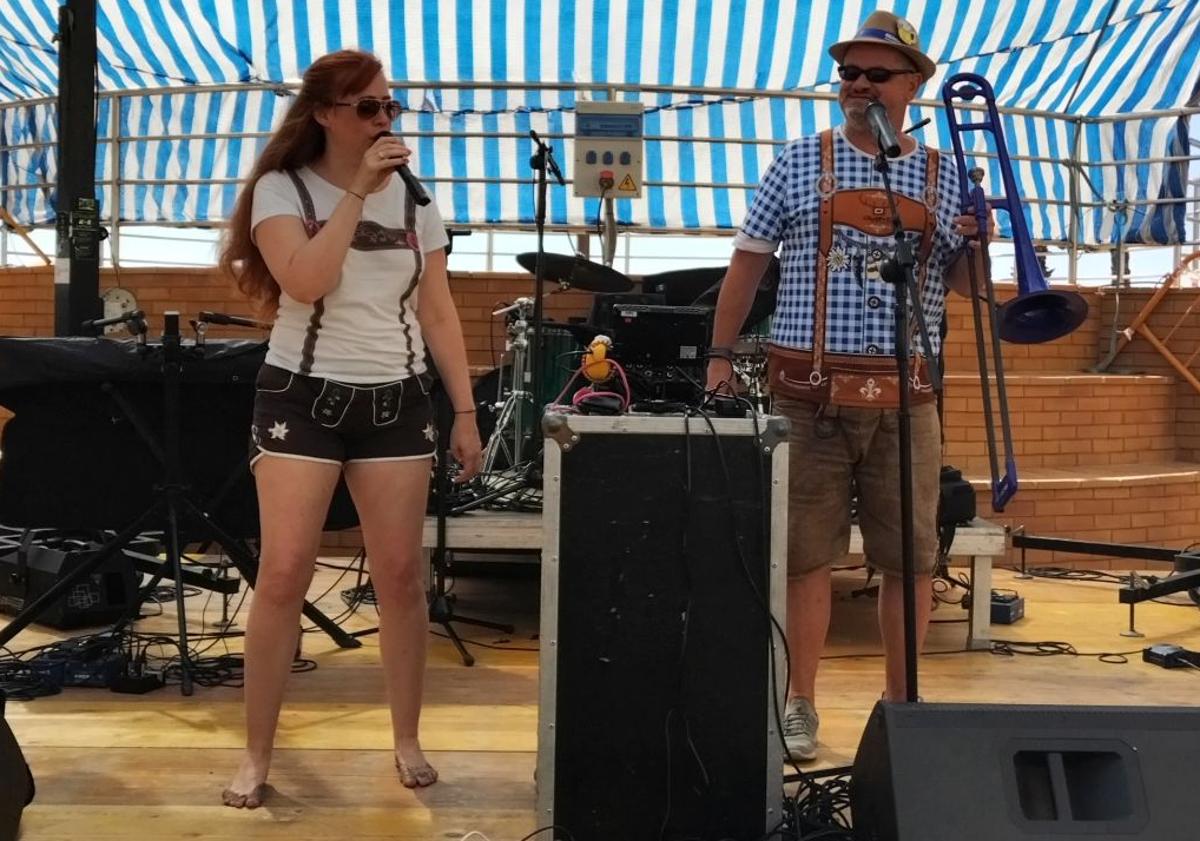 Imagen principal - Karsten und Nicky vom Duo Corazón sangen fetzige Schlager (1. Foto). DJ Worzel legte Techno auf und mutierte zu einem wahrlichen Derwisch. (2. Foto). Einge der Gäste ergatterten einen Hut und ein T-Shirt mit dem Schriftzug des Oktoberfests, die Karin Przybylski in die Menge geworfen hatte. 