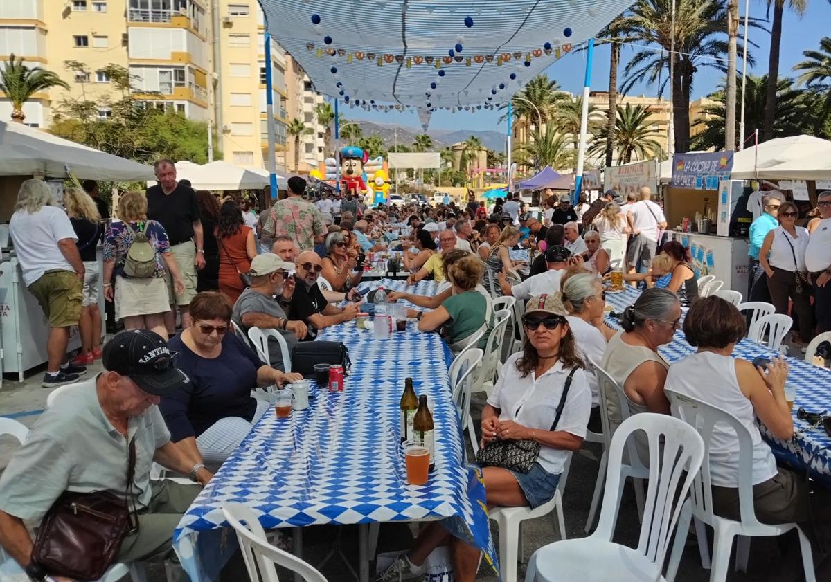 Imagen principal - Bei deutschem Bier und deutschem Essen genossen die Gäste das Musikprogramm (1. Foto). Auch die deutsche Metzgerei 'Marktplatz' hatte einen Stand (2. Foto). Veranstalterin Karin Przybylski war rundum zufrieden (3. Foto).