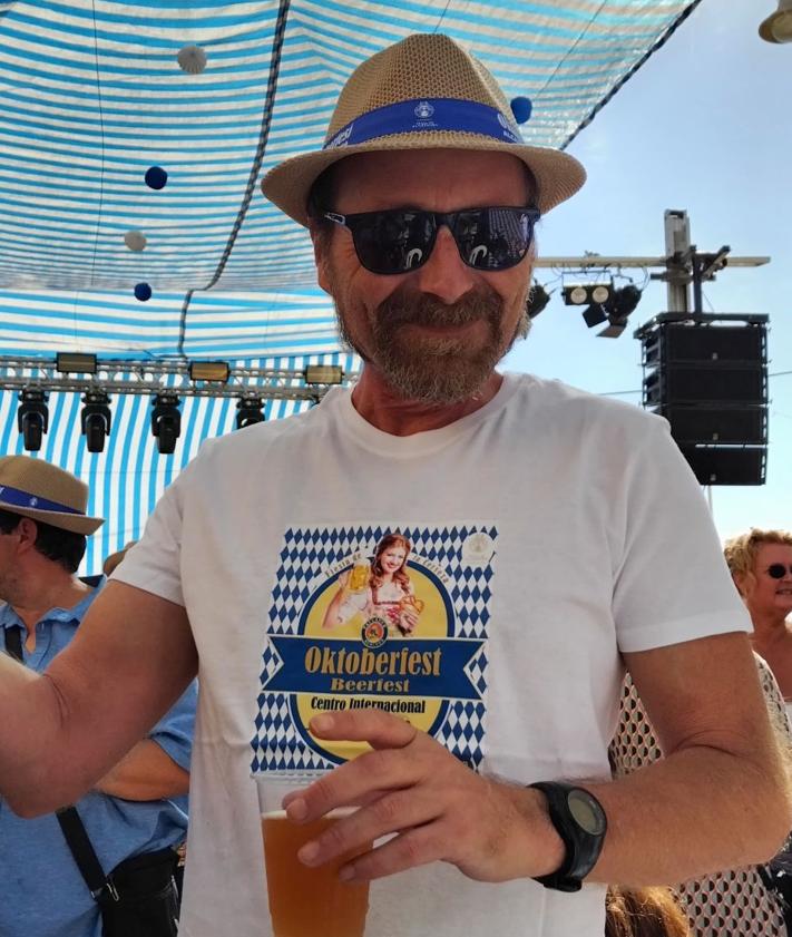 Imagen secundaria 2 - Karsten und Nicky vom Duo Corazón sangen fetzige Schlager (1. Foto). DJ Worzel legte Techno auf und mutierte zu einem wahrlichen Derwisch. (2. Foto). Einge der Gäste ergatterten einen Hut und ein T-Shirt mit dem Schriftzug des Oktoberfests, die Karin Przybylski in die Menge geworfen hatte. 