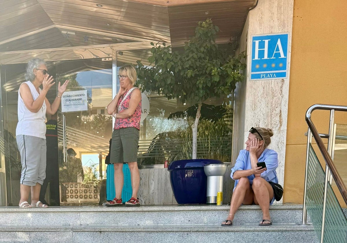 Angestellte und Gäste wurden des Hotels verwiesen.