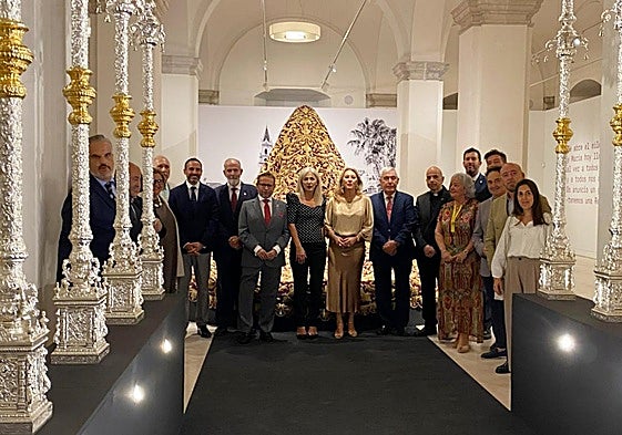 Würdenträger vor dem Baldachin und dem Prozessionsmantel der Jungfrau der Dreifaltigkeit.