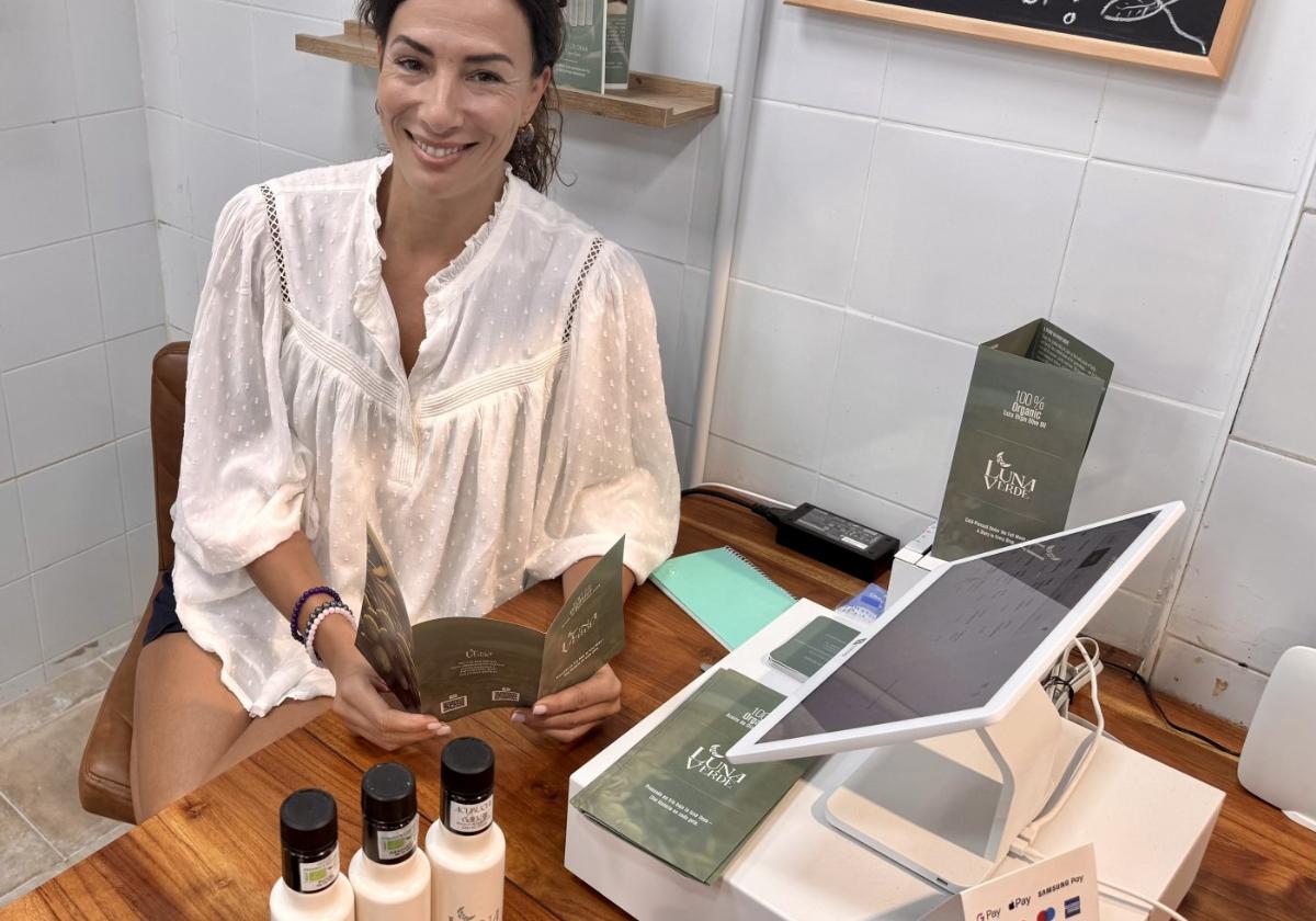 Einen Schreibtisch hat Yasmin Mesbah nicht. Ihr Arbeitsplatz ist der Tresen im Mercado von Marbella.