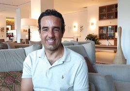 Nicolás Toré Mittendorfer im Lounge-Bereich des Hotels.