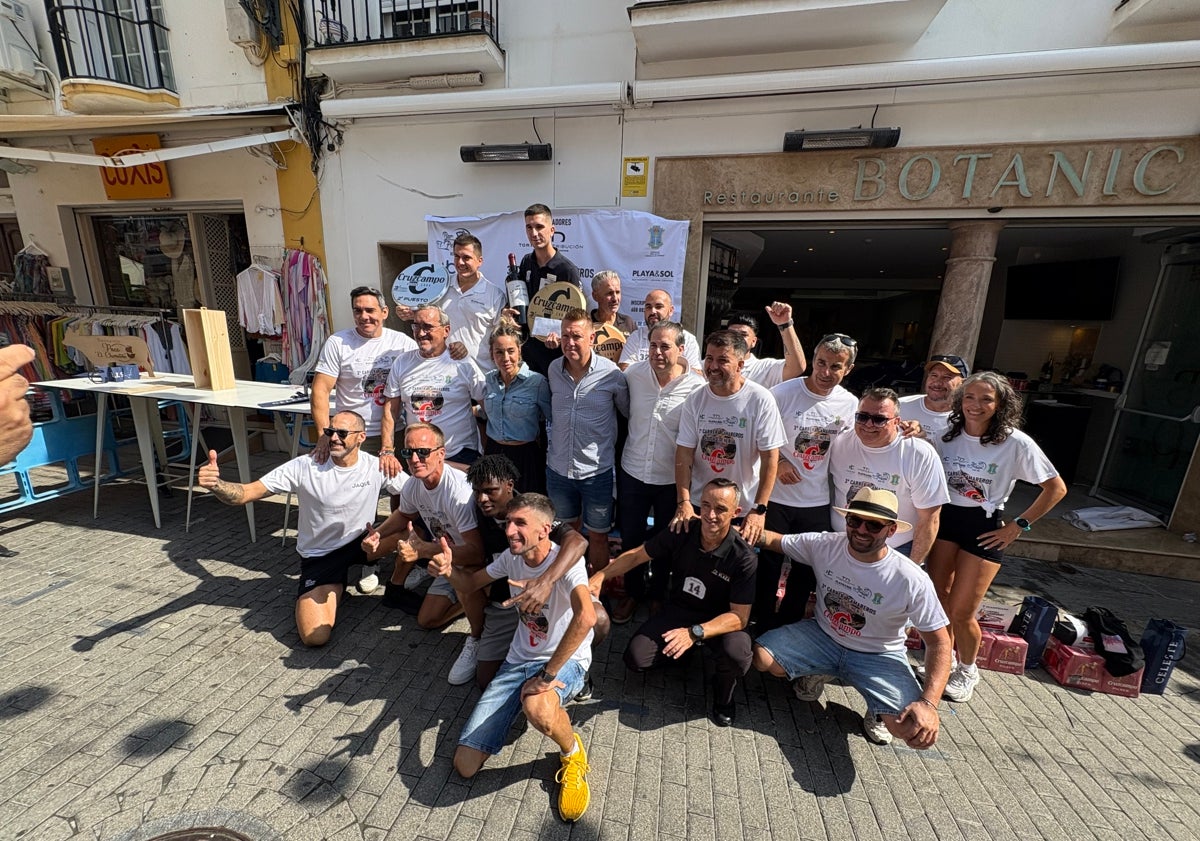 Imagen principal - Bloß nicht allzu viel verschütten: Spannung und Spaß beim Wettlauf der Kellner in Nerja