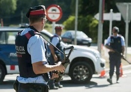 Ein regionaler Polizeibeamter der Mossos d'Esquadra (Katalonien).