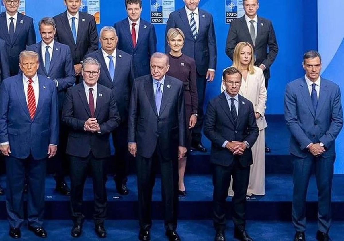 Foto vom letzten Allianzgipfel in Den Haag, auf dem Sánchez einen Meter von den übrigen Staats- und Regierungschefs entfernt steht.