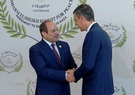 Sánchez wird in Sharm el Sheikh, wo der Nahost-Friedensgipfel stattfindet, vom ägyptischen Präsidenten Abdelfatá al Sisi empfangen.