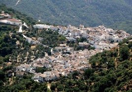 Blick auf Benarrabá im Hinterland von Málaga.