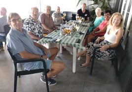 Fröhliche Runde beim Erntedank mit Clubpräsident U. Auwärter (M.).