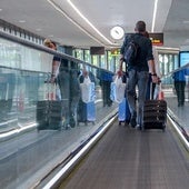 Ein Reisender mit seinem Handgepäck auf einem spanischen Flughafen.