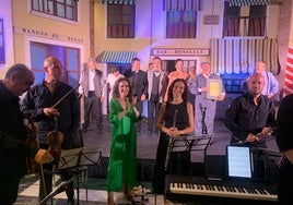Yolanda Galera de Martos (Mitte), die Vorsitzende des Vereins Amigos de la Música, bei einer früheren Veranstaltung.