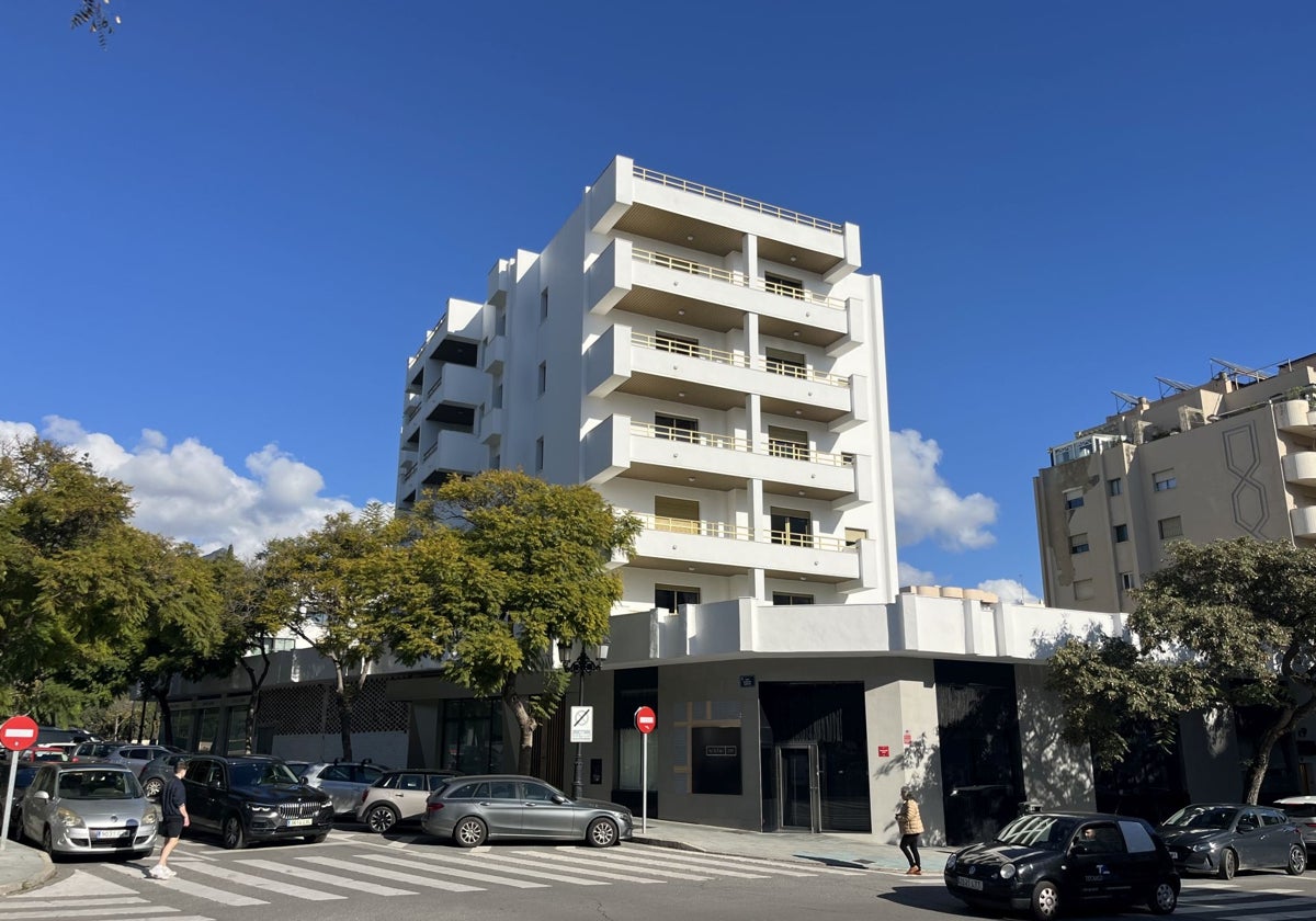 Außenansicht des Gebäudes in der Calle Ramón Gómez de la Serna.