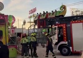Strom ausgefallen: Mehrere Personen von der Feuerwehr auf der Feria von San Pedro aus einer Mini-Achterbahn gerettet