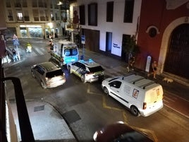 Polizei und Rettungsdienst vor dem Haus, das sich an der Ecke zwischen Calle Duque de Ricas und Calle Cruz del Molinillo befindet.