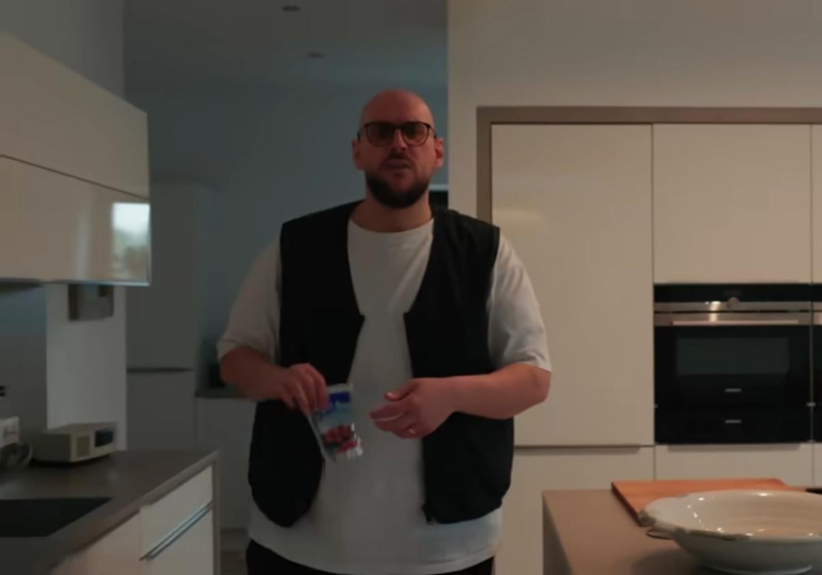 Szene aus dem Musikvideo von Rumbombes' Ballermann-Hit.