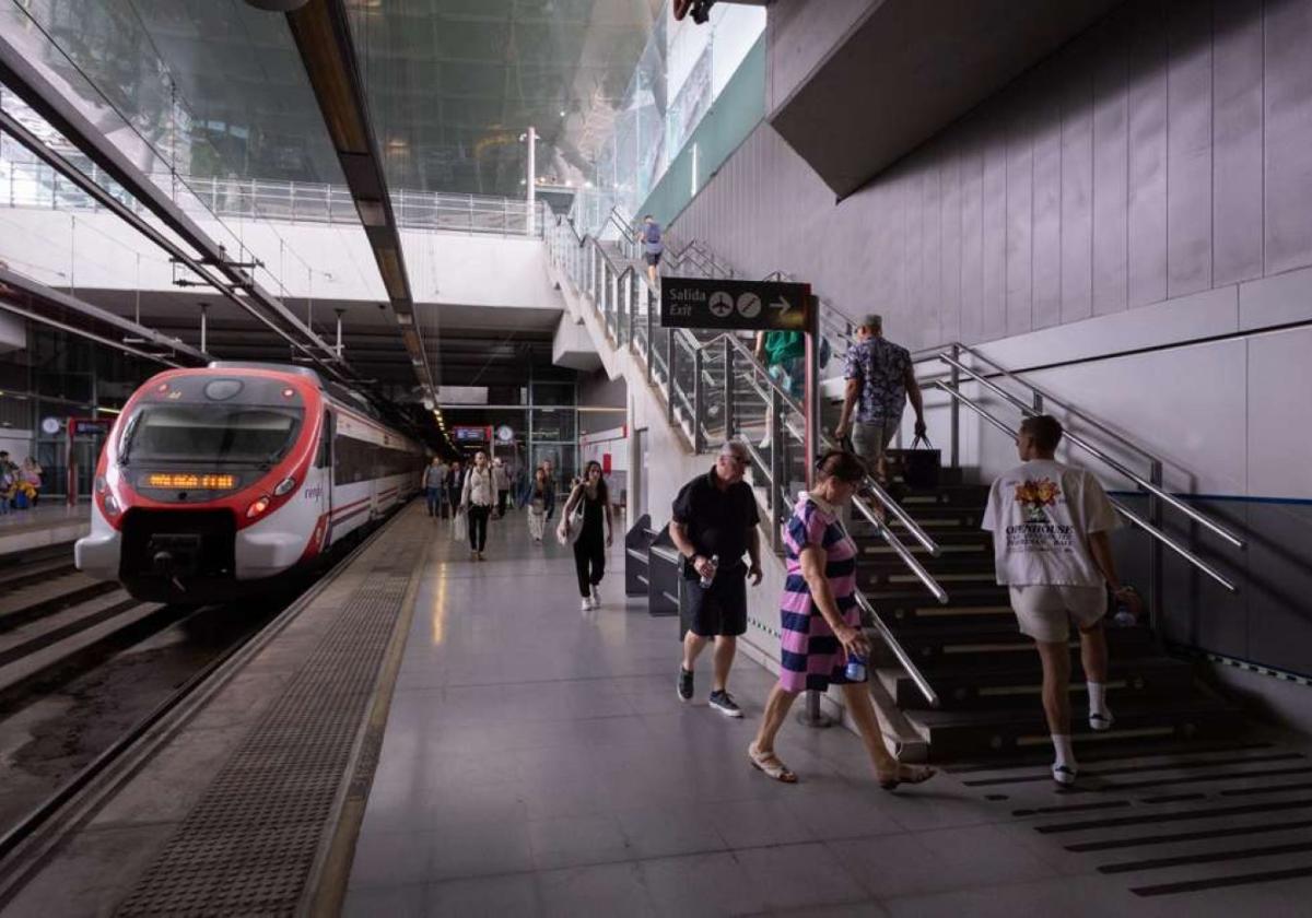 Seit Monaten defekte Rolltreppen am Flughafen-Bahnhof von Málaga: Ersatzteile fehlen