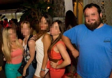 Stets der Hahn im Korb: ein Bild vdes Priesters mit mehreren Frauen, das er in einem sozialen Netzwerk veröffentlicht hat.