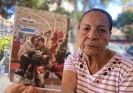 Dolores Carrera mit einem Foto von ihr und ihrem Sohn Sergio.