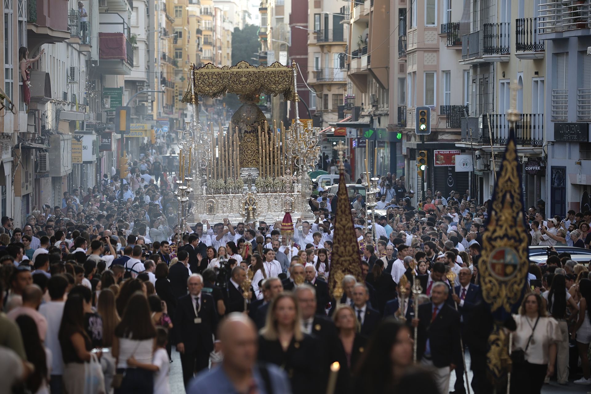 Tausende Zuschauer bei der Prozession der Virgen de la Trinidad in Málaga