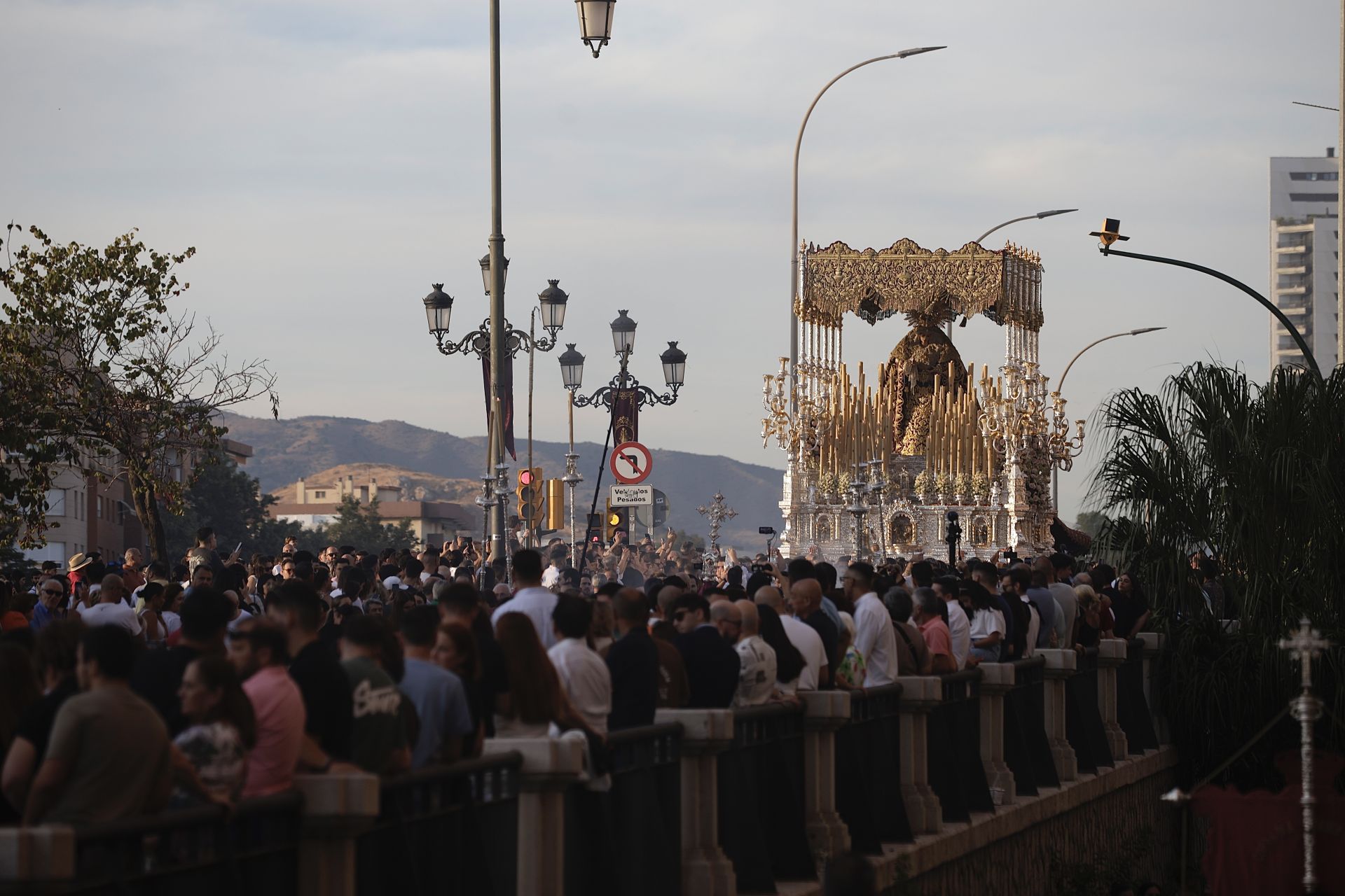 Tausende Zuschauer bei der Prozession der Virgen de la Trinidad in Málaga