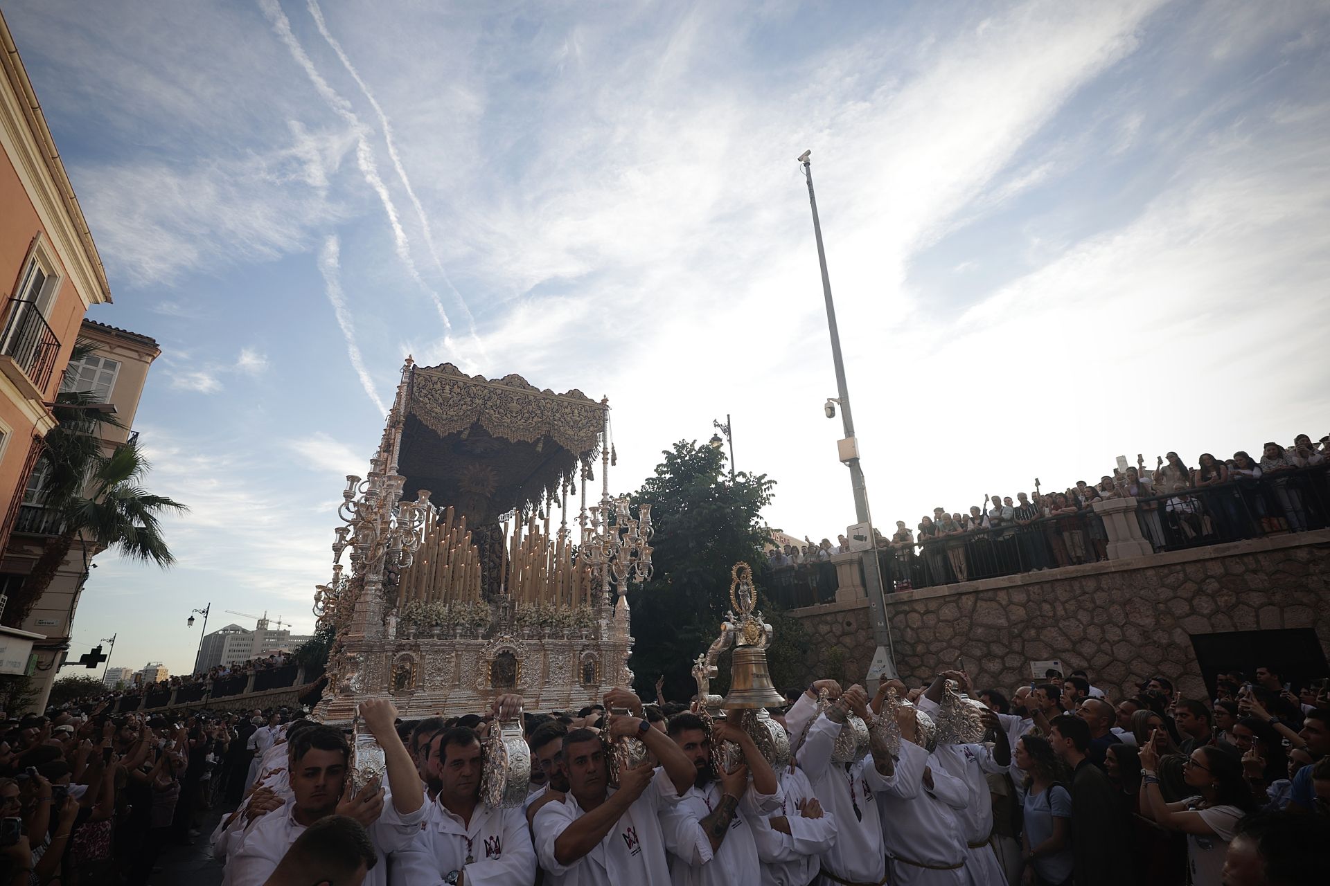 Tausende Zuschauer bei der Prozession der Virgen de la Trinidad in Málaga