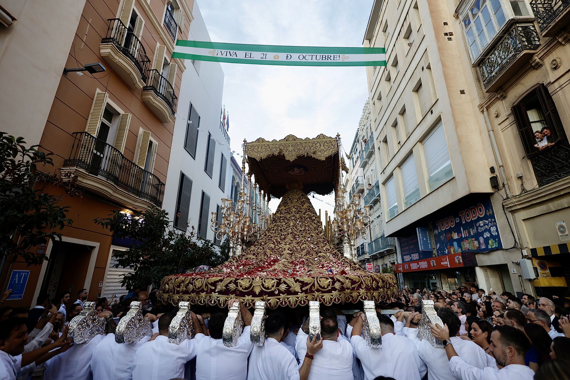 Tausende Zuschauer bei der Prozession der Virgen de la Trinidad in Málaga