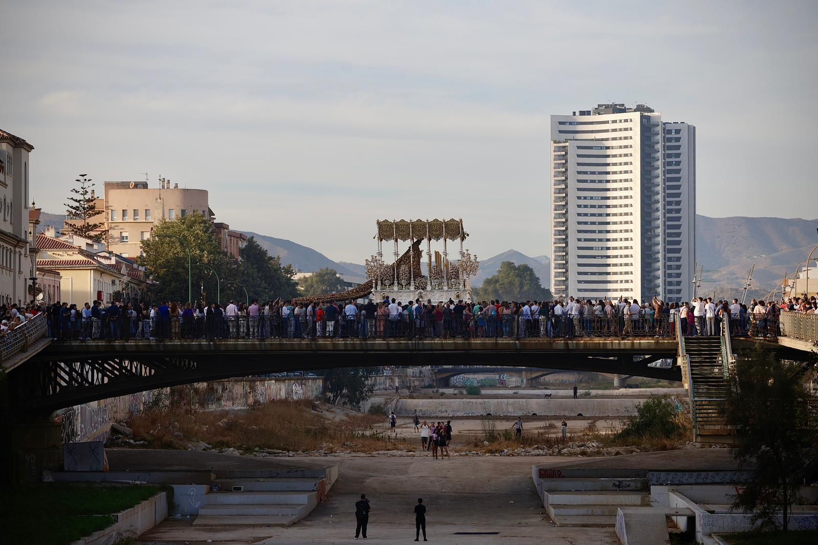 Tausende Zuschauer bei der Prozession der Virgen de la Trinidad in Málaga