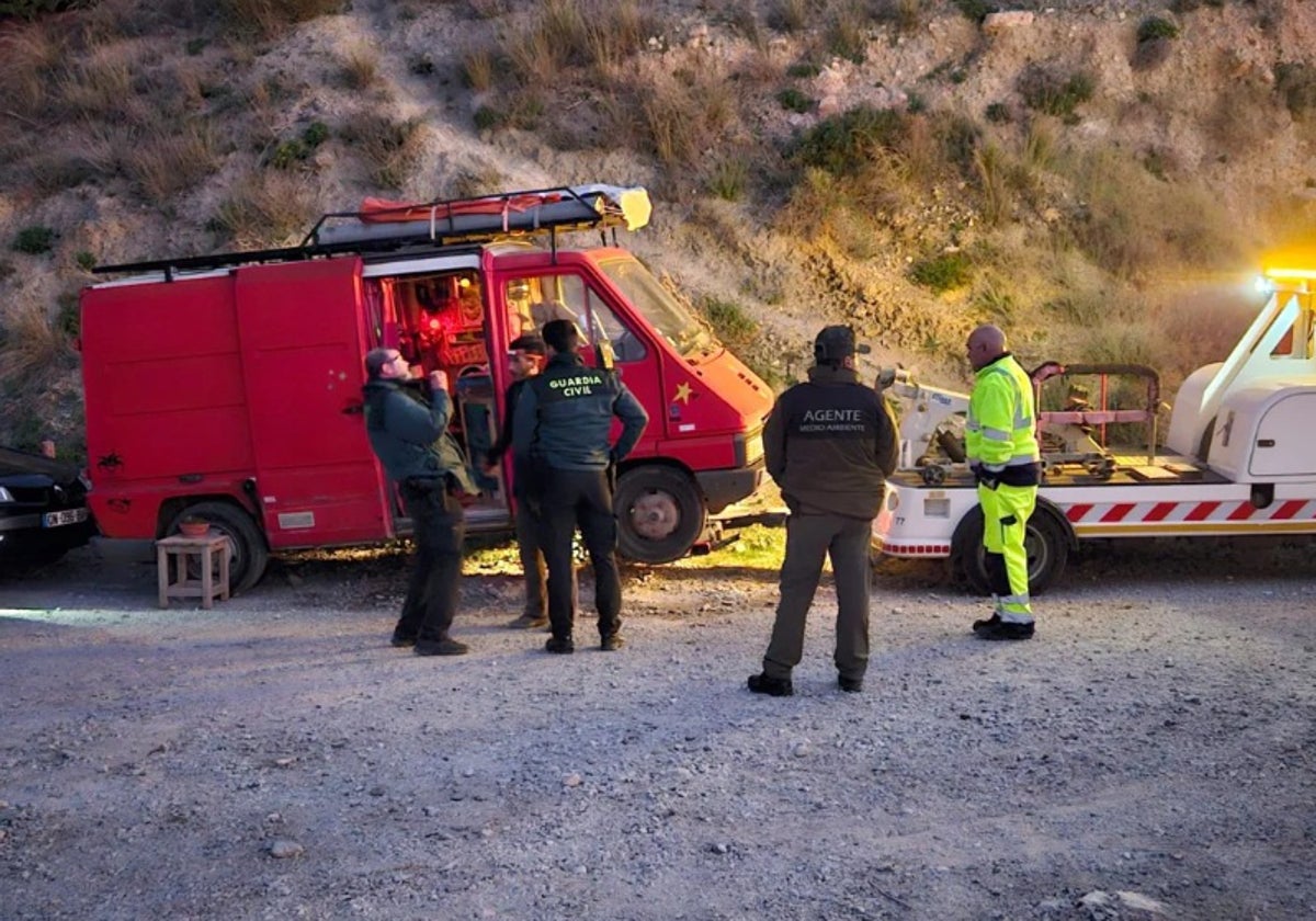 Polizeieinsatz: 50 Fahrzeuge aus dem Naturschutzgebiet von Maro-Cerro Gordo bei Nerja weggeräumt