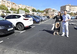 Bürgermeister und Stadträtin besichtigen den neuen Parkplatz.