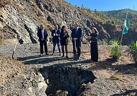 Von rechts nach links: Ricardo Gista, Präsident der Entwicklungsgesellschaft; Javier Lazpita, zukünftiger Direktor des Parks; Marian Fernández, Bürgermeisterin von Carratraca; Arturo Bernal, Stadtrat für Tourismus und Patricia Navarro, Delegierte der andalusischen Regierung in Málaga, während der Veranstaltung.