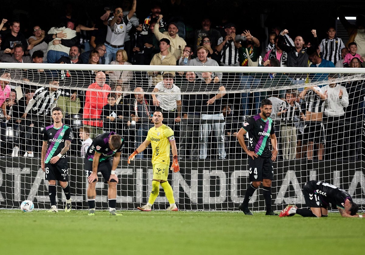 Die Spieler von Málaga sind nach dem zweiten Gegentreffer geschockt.