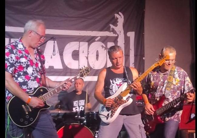 Das Fest wird von der Gruppe Mutación eröffnet, die von dem aus Parauta stammenden Künstler, Bildhauer und Holzschnitzer Diego Guerrero (l.) angeführt wird.