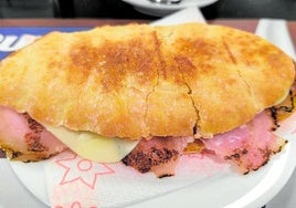 Mollete de cochinillo de Las Adelfas, en Antequera.