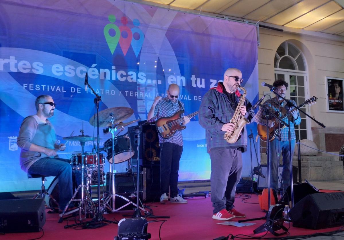 Der Saxofonist und Rapper Escandaloso Xpósito war schon letztes Jahr mit dabei.