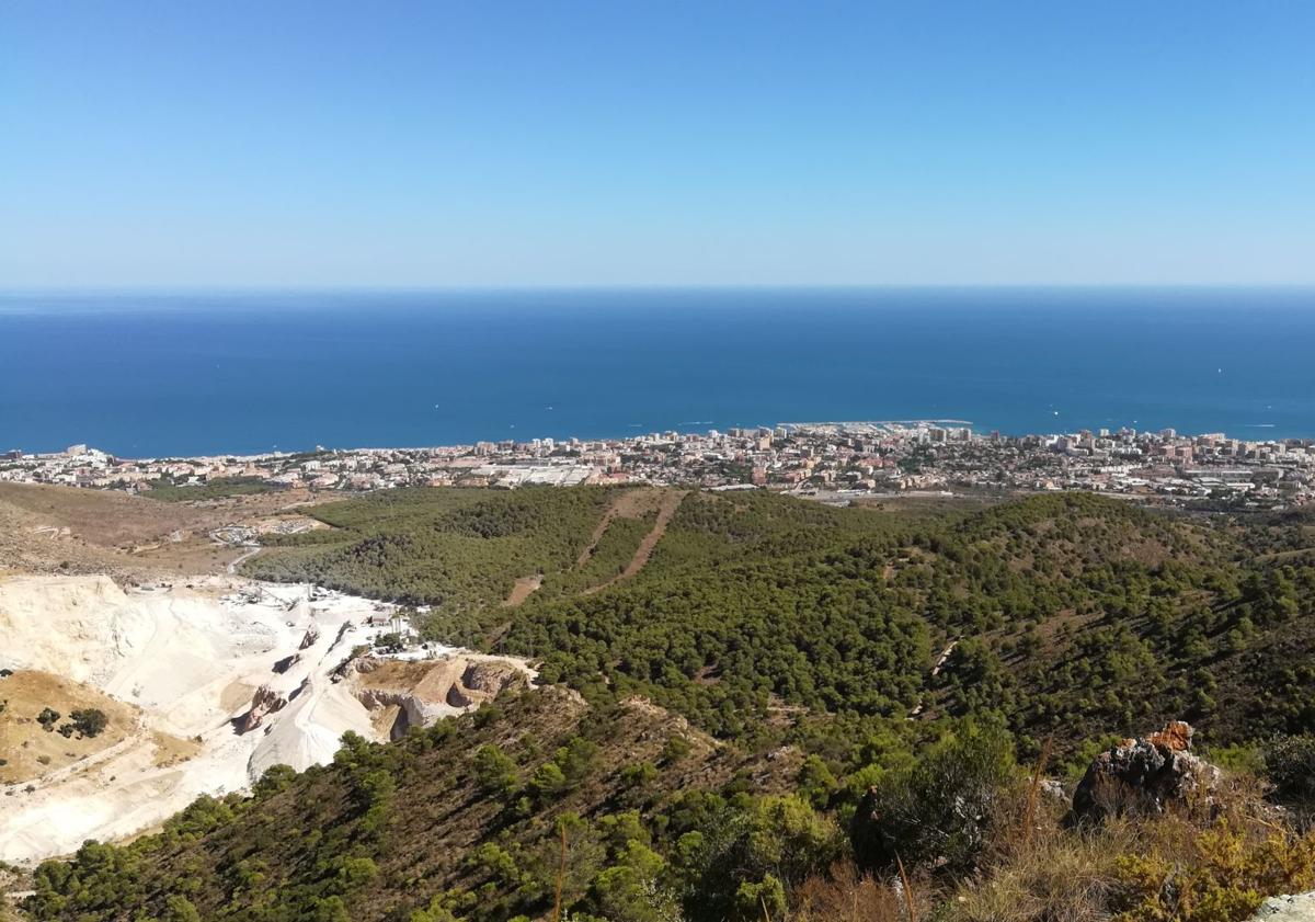 Imagen principal - Direkt unterhalb des Aussichtspunkts sieht man Torremolinos und Benalmádena (1. Foto). Vom Berggrat aus erkennt man im Guadalhorce-Tal die Ortsschaften Alhaurín de la Torre, Cártama und weiter hinten Puerto de la Torre (2. Foto). Das letzte Stück des Wegs zum Zielpunkt (3. Foto).