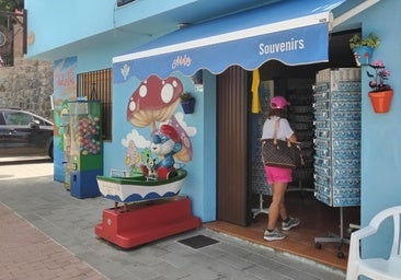In dem Souveniraden von Júzcar gibt es allerlei Andenken - fast alle mit Schlumffiguren.
