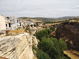 Malerisch thronen die Häuser der Stadt oberhalb der Schluht.