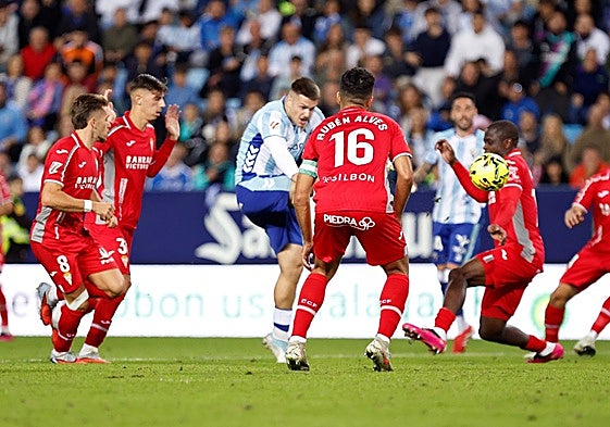 Mit diesem Schuss erzielte Rafa das erste Tor für Málaga.