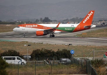 Easyjet-Flugzeug am Flughafen Malaga.