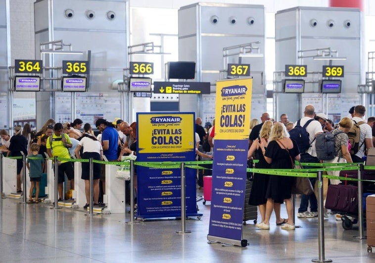Ryanair-Check-in-Schalter am Flughafen Malaga.