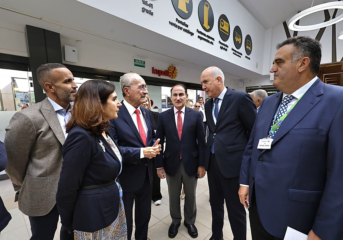 Imagen principal - Erinnerung an den 50. Jahrestag in Carrefour Los Patios und Fotos der Eröffnung 1975: Der damalige Minister Nemesio Fernández Cuest zerschneidet das Band und Verlosung eines Autos.