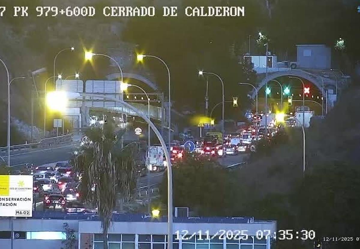 Bild der Fahrzeugkarawane im Cerrado de Calderón-Tunnel.