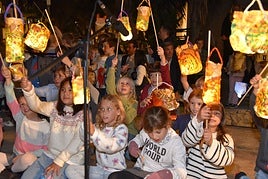 Schüler der Deutschen Schule Málaga beim Laternenumzug am Martinstag in Marbella.
