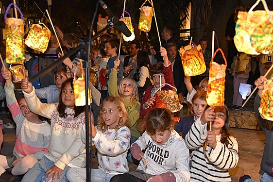 Schüler der Deutschen Schule Málaga beim Laternenumzug am Martinstag in Marbella.