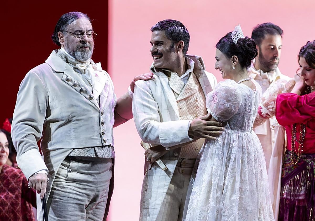 Carlos Álvarez mit einigen Teilnehmern bei der Generalprobe von 'El gitano por amor'.