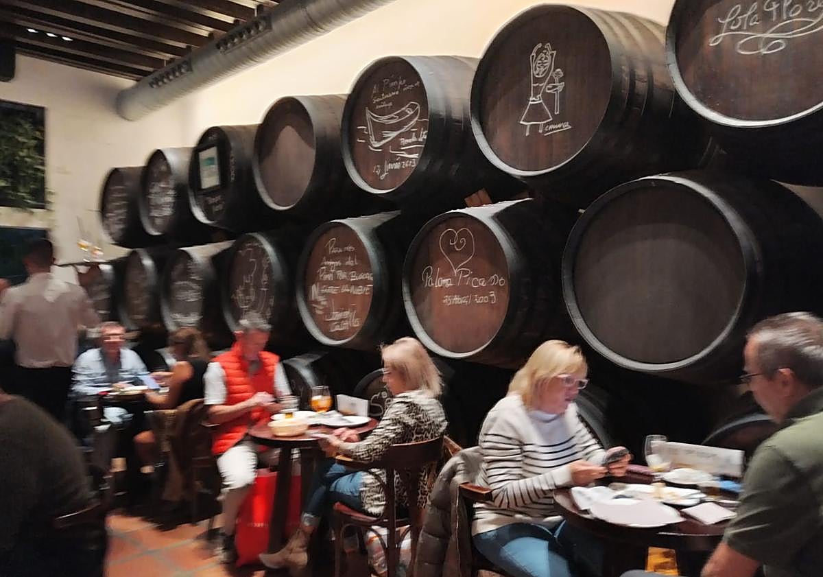 Imagen principal - Die Bodega-Bar El Pimpi in Málaga - ein Stück Stadtgeschichte