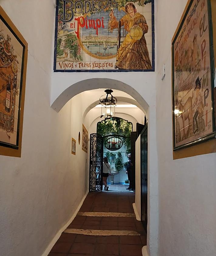 Imagen secundaria 2 - Die Bodega-Bar El Pimpi in Málaga - ein Stück Stadtgeschichte