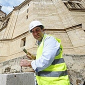 Steinmetz Francisco Aguilera arbeitet an der Balustrade für die Kathedrale von Málaga.