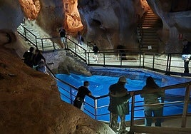 Besonders beeindruckend ist die Sala de los Lagos (Seehalle), mit ihrem blau schimmernden Wasserbecken.